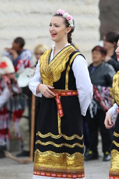 ブルガリア ゼメン2019年3月16日 ブルガリアの伝統的な民族衣装を着た人々が ブルガリア ゼメンの町で休暇中にブルガリアのホロを踊る — ストック写真