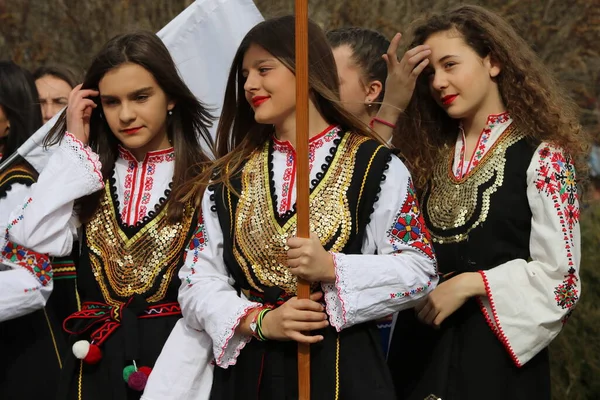 Zemen Bulgarien März 2019 Menschen Traditioneller Bulgarischer Folklorekleidung Tanzen Bulgarisches — Stockfoto