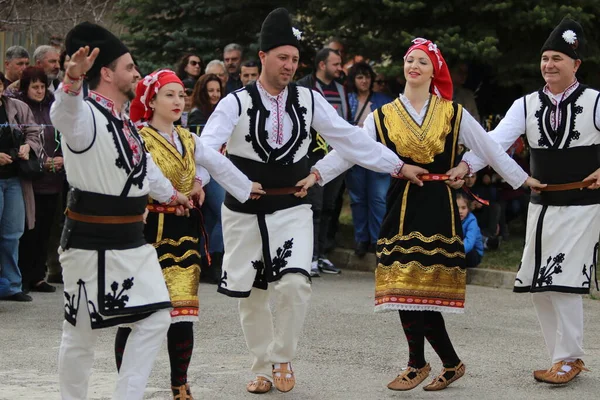 Zemen Bulgarien März 2019 Menschen Traditioneller Bulgarischer Folklorekleidung Tanzen Bulgarisches — Stockfoto