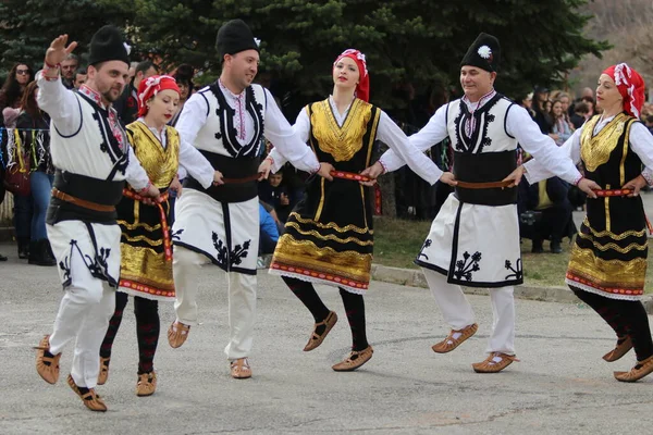 Zemen Βουλγαρία Μαρτίου 2019 Άνθρωποι Ντυμένοι Παραδοσιακά Βουλγαρικά Αυθεντικά Λαϊκά — Φωτογραφία Αρχείου