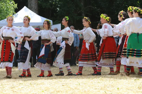 Vratsa Bulgaria Junio 2018 Gente Con Trajes Tradicionales Auténticos Recreando —  Fotos de Stock