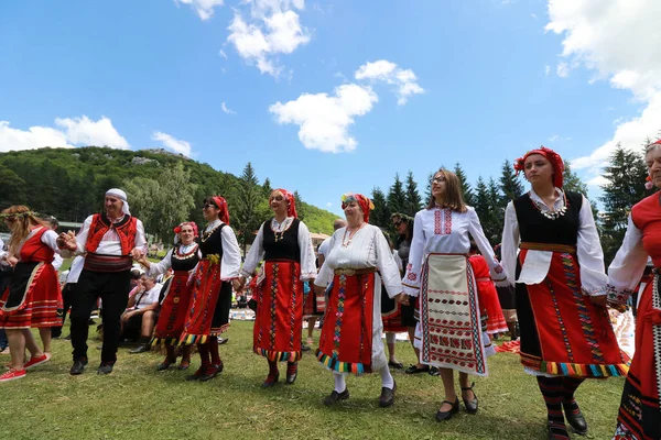 Vratsa Bulgaria Junio 2018 Gente Con Trajes Tradicionales Auténticos Recreando — Foto de Stock