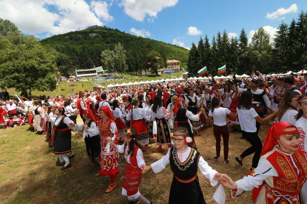 stock image Vratsa, Bulgaria - June 24, 2018: People in traditional authentic folk costumes, recreating the traditional Bulgarian northern wedding on National folklore fair 