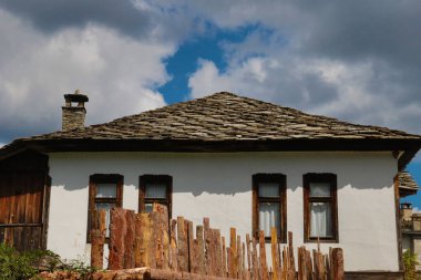 Bulgaristan 'ın Dolen köyünün tarihi kültür rezervindeki eski evler. Dolen, 19. yüzyıldan kalma bir Rhodopean mimarisi örneği olan 350 eski eviyle ünlüdür. Evler taş levhalarla kaplı..