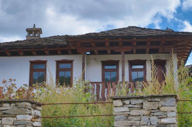 Bulgaristan 'ın Dolen köyünün tarihi kültür rezervindeki eski evler. Dolen, 19. yüzyıldan kalma bir Rhodopean mimarisi örneği olan 350 eski eviyle ünlüdür. Evler taş levhalarla kaplı..