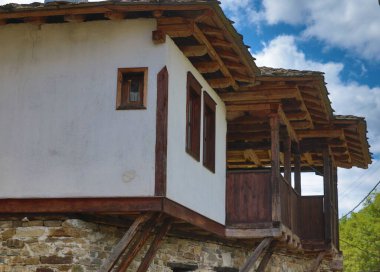 Bulgaristan 'ın Dolen köyünün tarihi kültür rezervindeki eski evler. Dolen, 19. yüzyıldan kalma bir Rhodopean mimarisi örneği olan 350 eski eviyle ünlüdür. Evler taş levhalarla kaplı..