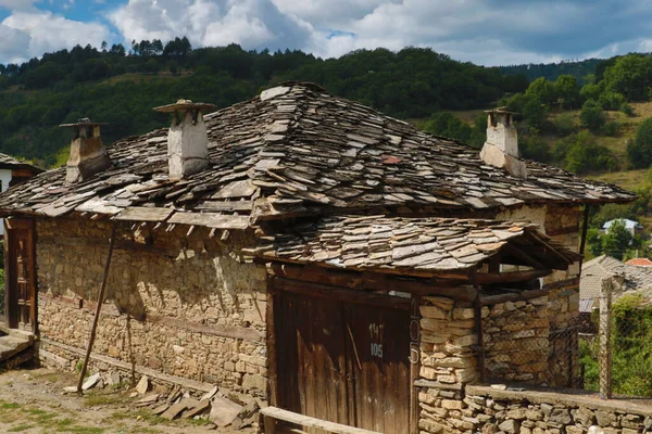 保加利亚Dolen村历史文化保护区内的老房子 Dolen以350座老房子而闻名 这是19世纪罗多比亚建筑的一个例子 房子上铺着石板 — 图库照片