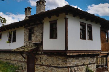 Bulgaristan 'ın Dolen köyünün tarihi kültür rezervindeki eski evler. Dolen, 19. yüzyıldan kalma bir Rhodopean mimarisi örneği olan 350 eski eviyle ünlüdür. Evler taş levhalarla kaplı..