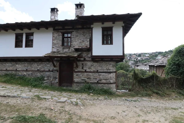 ブルガリアのDolen村の歴史的文化遺産にある古い家 Dolenは350の古い家で有名です これは19世紀のローデアン建築の例です 家は石板で覆われている — ストック写真