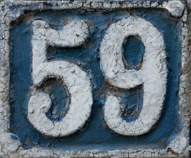 Eski model, kare, paslı, paslı bir plaka. Adres numarası da var. Yaklaş, marka.