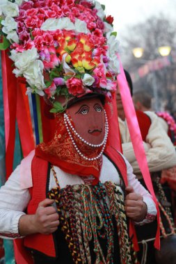 Pernik, Bulgaristan - 27 Ocak 2019 - Bulgaristan 'ın Pernik kentinde Maskeli Balo festivali Surva. Kukeri adındaki maskeli insanlar dans ediyor ve kötü ruhları korkutmak için gösteri yapıyorlar..