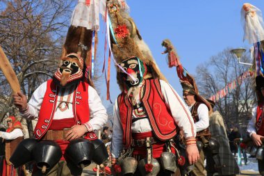 Pernik, Bulgaristan - 27 Ocak 2019 - Bulgaristan 'ın Pernik kentinde Maskeli Balo festivali Surva. Kukeri adındaki maskeli insanlar dans ediyor ve kötü ruhları korkutmak için gösteri yapıyorlar..