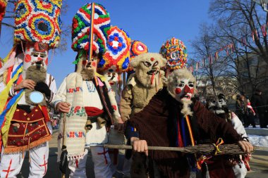 Pernik, Bulgaristan - 27 Ocak 2019 - Bulgaristan 'ın Pernik kentinde Maskeli Balo festivali Surva. Kukeri adındaki maskeli insanlar dans ediyor ve kötü ruhları korkutmak için gösteri yapıyorlar..