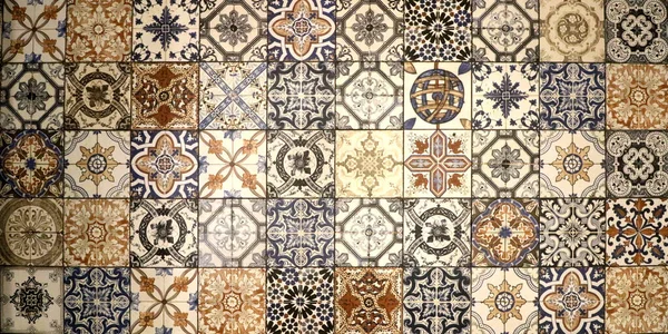 Damalı geleneksel Avrupa seramik mozaik kaplama şablonu. Mimari mozaik detay, sokak, banyo ve havuz için soyut arka plan. Sokak ve iç tasarım için süs deseni
