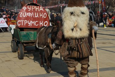 Pernik, Bulgaristan - 27 Ocak 2019 - Bulgaristan 'ın Pernik kentinde Maskeli Balo festivali Surva. Kukeri adındaki maskeli insanlar dans ediyor ve kötü ruhları korkutmak için gösteri yapıyorlar..