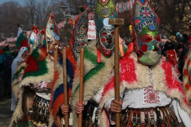 Pernik, Bulgaristan - 27 Ocak 2019 - Bulgaristan 'ın Pernik kentinde Maskeli Balo festivali Surva. Kukeri adındaki maskeli insanlar dans ediyor ve kötü ruhları korkutmak için gösteri yapıyorlar..