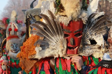 Pernik, Bulgaristan - 27 Ocak 2019 - Bulgaristan 'ın Pernik kentinde Maskeli Balo festivali Surva. Kukeri adındaki maskeli insanlar dans ediyor ve kötü ruhları korkutmak için gösteri yapıyorlar..