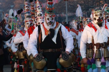 Pernik, Bulgaristan - 27 Ocak 2019 - Bulgaristan 'ın Pernik kentinde Maskeli Balo festivali Surva. Kukeri adındaki maskeli insanlar dans ediyor ve kötü ruhları korkutmak için gösteri yapıyorlar..