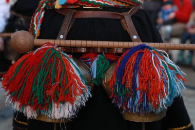Pernik, Bulgaristan - 27 Ocak 2019 - Bulgaristan 'ın Pernik kentinde Maskeli Balo festivali Surva. Kukeri adındaki maskeli insanlar dans ediyor ve kötü ruhları korkutmak için gösteri yapıyorlar..