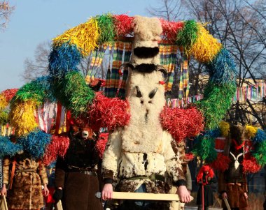 Pernik, Bulgaristan - 28 Ocak 2019 - Bulgaristan 'ın Pernik kentinde Maskeli Balo festivali Surva. Kukeri adındaki maskeli insanlar dans ediyor ve kötü ruhları korkutmak için gösteri yapıyorlar..