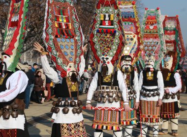 Pernik, Bulgaristan - 28 Ocak 2019 - Bulgaristan 'ın Pernik kentinde Maskeli Balo festivali Surva. Kukeri adındaki maskeli insanlar dans ediyor ve kötü ruhları korkutmak için gösteri yapıyorlar..