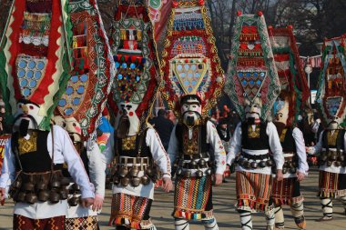 Pernik, Bulgaristan - 28 Ocak 2019 - Bulgaristan 'ın Pernik kentinde Maskeli Balo festivali Surva. Kukeri adındaki maskeli insanlar dans ediyor ve kötü ruhları korkutmak için gösteri yapıyorlar..