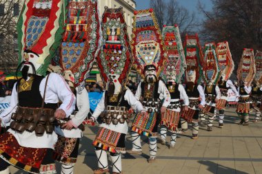 Pernik, Bulgaristan - 28 Ocak 2019 - Bulgaristan 'ın Pernik kentinde Maskeli Balo festivali Surva. Kukeri adındaki maskeli insanlar dans ediyor ve kötü ruhları korkutmak için gösteri yapıyorlar..