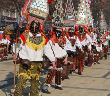 Pernik, Bulgaristan - 28 Ocak 2019 - Bulgaristan 'ın Pernik kentinde Maskeli Balo festivali Surva. Kukeri adındaki maskeli insanlar dans ediyor ve kötü ruhları korkutmak için gösteri yapıyorlar..