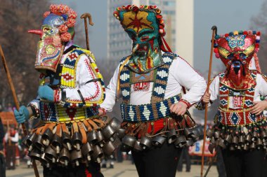 Pernik, Bulgaristan - 28 Ocak 2019 - Bulgaristan 'ın Pernik kentinde Maskeli Balo festivali Surva. Kukeri adındaki maskeli insanlar dans ediyor ve kötü ruhları korkutmak için gösteri yapıyorlar..
