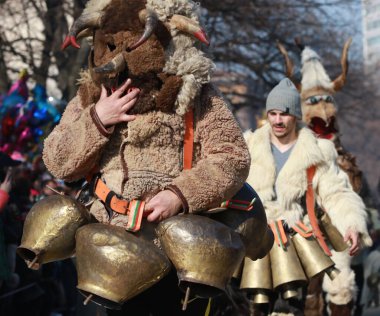 Pernik, Bulgaristan - 28 Ocak 2019 - Bulgaristan 'ın Pernik kentinde Maskeli Balo festivali Surva. Kukeri adındaki maskeli insanlar dans ediyor ve kötü ruhları korkutmak için gösteri yapıyorlar..