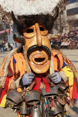 Pernik, Bulgaristan - 28 Ocak 2019 - Bulgaristan 'ın Pernik kentinde Maskeli Balo festivali Surva. Kukeri adındaki maskeli insanlar dans ediyor ve kötü ruhları korkutmak için gösteri yapıyorlar..