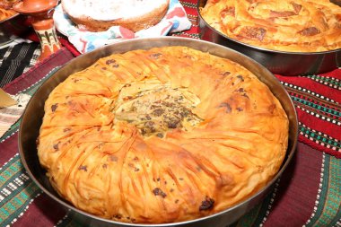 Geleneksel Bulgar tekstil ürünlerinde taze pişmiş ev yapımı ekmek. Lezzetli ev yapımı fırın ürünlerinin görüntüsü.