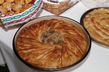 Geleneksel Bulgar tekstil ürünlerinde taze pişmiş ev yapımı ekmek. Lezzetli ev yapımı fırın ürünlerinin görüntüsü.