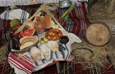 Geleneksel Bulgar tekstil ürünlerinde taze pişmiş ev yapımı ekmek. Lezzetli ev yapımı fırın ürünlerinin görüntüsü.