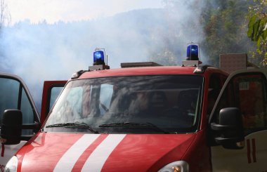 Sofya, Bulgaristan - 5 Aralık 2019: Bulgar Kızılhaç Gençlik (BRCY) gönüllüleri bir itfaiye teşkilatıyla eğitime katıldı. Deprem ve doğal afet yangınından sonra insanlara ilk yardım yardımı sağlıyorlar..