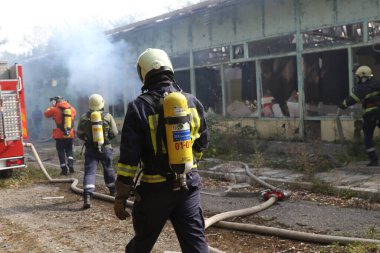 Sofya, Bulgaristan - 5 Aralık 2019: Bulgar Kızılhaç Gençlik (BRCY) gönüllüleri bir itfaiye teşkilatıyla eğitime katıldı. Deprem ve doğal afet yangınından sonra insanlara ilk yardım yardımı sağlıyorlar..