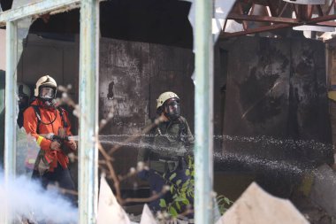 Sofya, Bulgaristan - 5 Aralık 2019: Bulgar Kızılhaç Gençlik (BRCY) gönüllüleri bir itfaiye teşkilatıyla eğitime katıldı. Deprem ve doğal afet yangınından sonra insanlara ilk yardım yardımı sağlıyorlar..