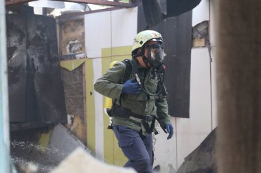 Sofya, Bulgaristan - 5 Aralık 2019: Bulgar Kızılhaç Gençlik (BRCY) gönüllüleri bir itfaiye teşkilatıyla eğitime katıldı. Deprem ve doğal afet yangınından sonra insanlara ilk yardım yardımı sağlıyorlar..