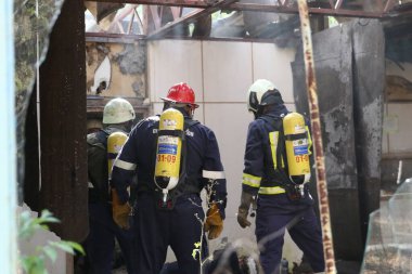 Sofya, Bulgaristan - 5 Aralık 2019: Bulgar Kızılhaç Gençlik (BRCY) gönüllüleri bir itfaiye teşkilatıyla eğitime katıldı. Deprem ve doğal afet yangınından sonra insanlara ilk yardım yardımı sağlıyorlar..