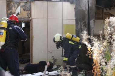 Sofya, Bulgaristan - 5 Aralık 2019: Bulgar Kızılhaç Gençlik (BRCY) gönüllüleri bir itfaiye teşkilatıyla eğitime katıldı. Deprem ve doğal afet yangınından sonra insanlara ilk yardım yardımı sağlıyorlar..