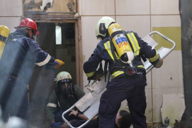 Sofya, Bulgaristan - 5 Aralık 2019: Bulgar Kızılhaç Gençlik (BRCY) gönüllüleri bir itfaiye teşkilatıyla eğitime katıldı. Deprem ve doğal afet yangınından sonra insanlara ilk yardım yardımı sağlıyorlar..