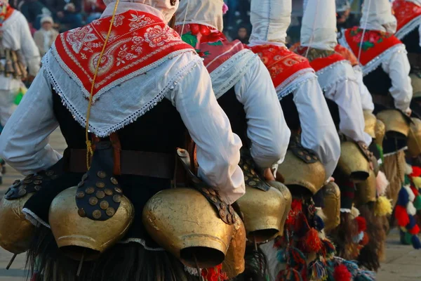 ブルガリアのペルニク 1月27 2019 ブルガリアのペルニクでのマスケード祭スルバ クケリ踊りと呼ばれる面を持つ人々と悪霊を怖がらせるために実行 — ストック写真