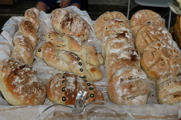 Frisch Gebackenes Hausgemachtes Brot Arrangiert Traditionellen Bulgarischen Textilien Image Einiger — Stockfoto
