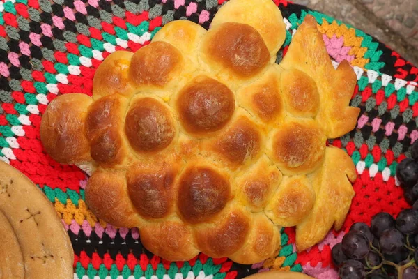 Freshly Baked Homemade Bread Arranged Traditional Bulgarian Textiles Image Some — Stock Photo, Image