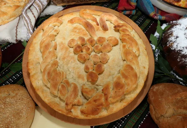 Geleneksel Bulgar Tekstil Ürünlerinde Taze Pişmiş Yapımı Ekmek Lezzetli Yapımı — Stok fotoğraf