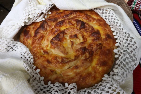 불가리아의 전통적 직물로 포장된 즉석에서 빵이다 집에서 맛있는 — 스톡 사진