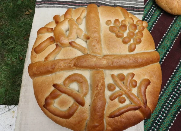 Geleneksel Bulgar Tekstil Ürünlerinde Taze Pişmiş Yapımı Ekmek Lezzetli Yapımı — Stok fotoğraf