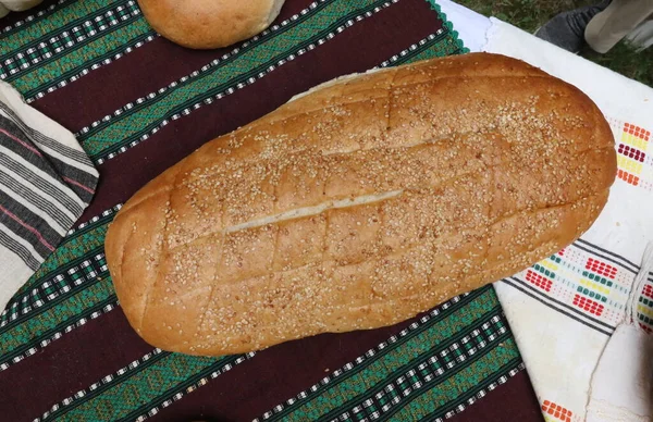 Geleneksel Bulgar Tekstil Ürünlerinde Taze Pişmiş Yapımı Ekmek Lezzetli Yapımı — Stok fotoğraf