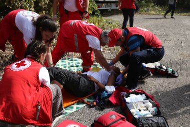 Sofya, Bulgaristan - 5 Aralık 2019: Bulgar Kızılhaç Gençlik (BRCY) gönüllüleri bir itfaiye teşkilatıyla eğitime katıldı. Deprem ve doğal afet yangınından sonra insanlara ilk yardım yardımı sağlıyorlar..
