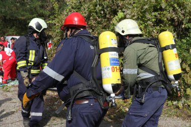 Sofya, Bulgaristan - 5 Aralık 2019: Bulgar Kızılhaç Gençlik (BRCY) gönüllüleri bir itfaiye teşkilatıyla eğitime katıldı. Deprem ve doğal afet yangınından sonra insanlara ilk yardım yardımı sağlıyorlar..
